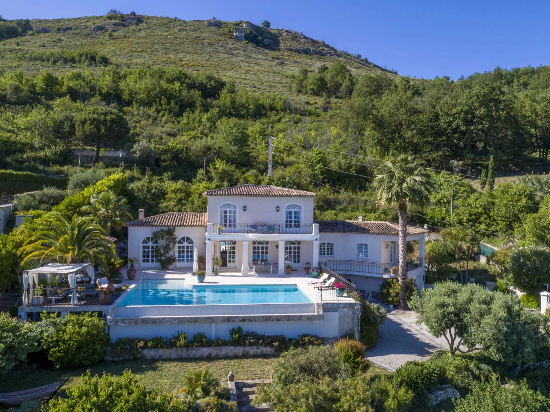 Huis in Tourrettes-sur-Loup, Provence-Alpes-Côte d'Azur 12124359