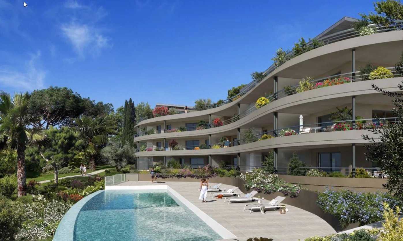 Condominium in Nice, Provence-Alpes-Cote d'Azur 12124368