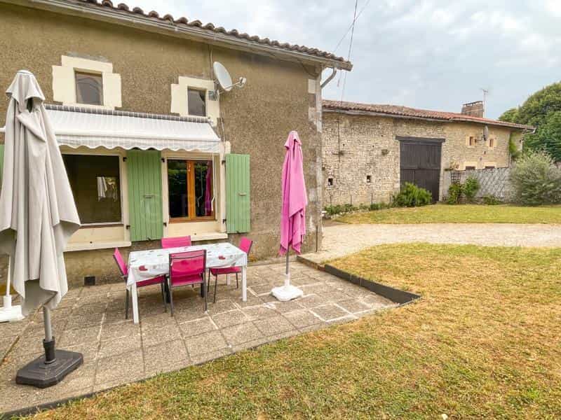House in Chaunay, Nouvelle-Aquitaine 12124464