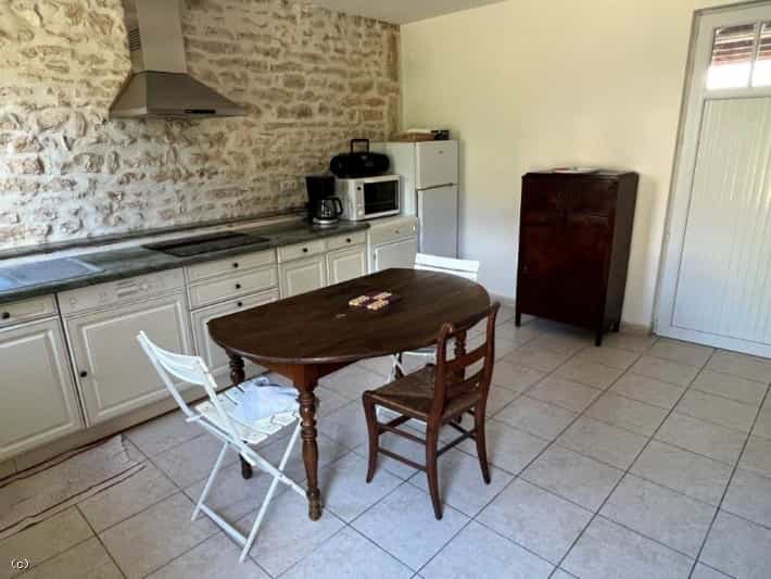 Rumah di Civray, Nouvelle-Aquitaine 12124550