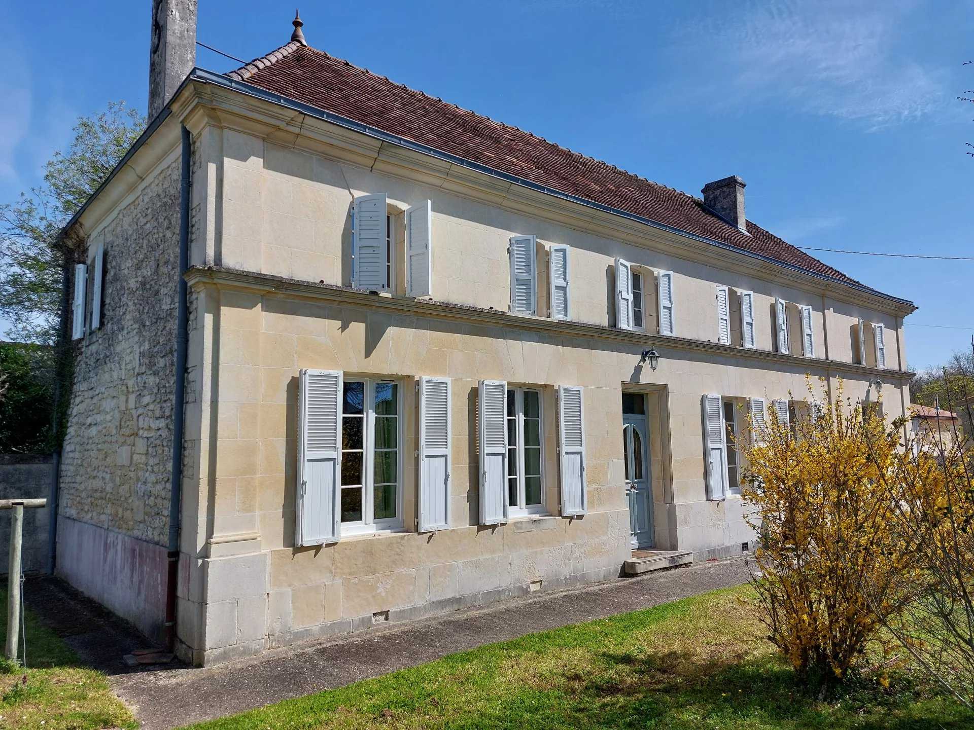 بيت في Jonzac, Nouvelle-Aquitaine 12124651
