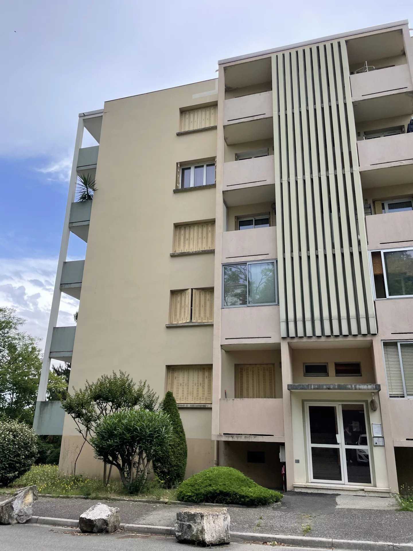 Condominium in Montélimar, Drôme 12127226