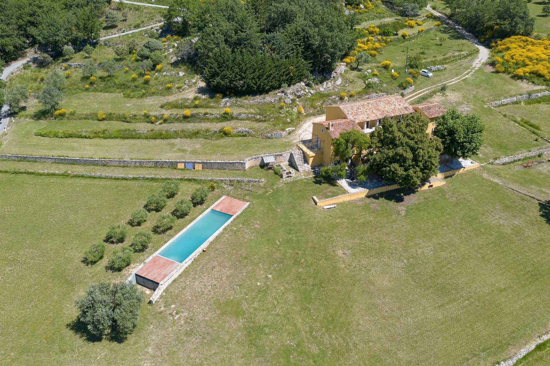 Talo sisään Seillans, Provence-Alpes-Cote d'Azur 12131879