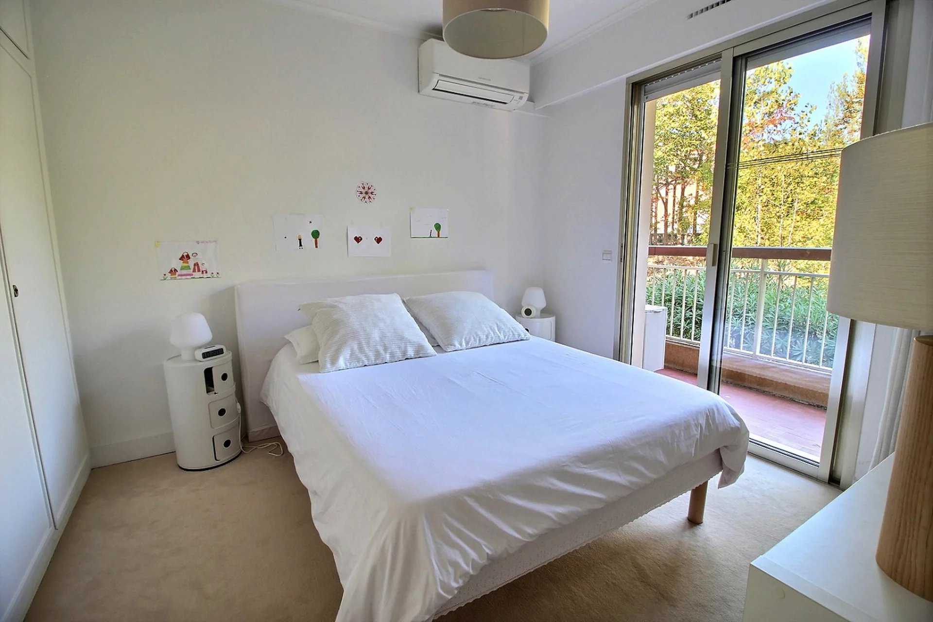 公寓 在 Antibes, Provence-Alpes-Côte d'Azur 12131882