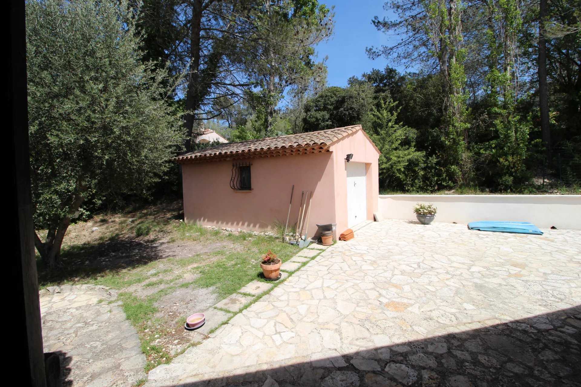 房子 在 Bagnols-en-Forêt, Provence-Alpes-Côte d'Azur 12131901