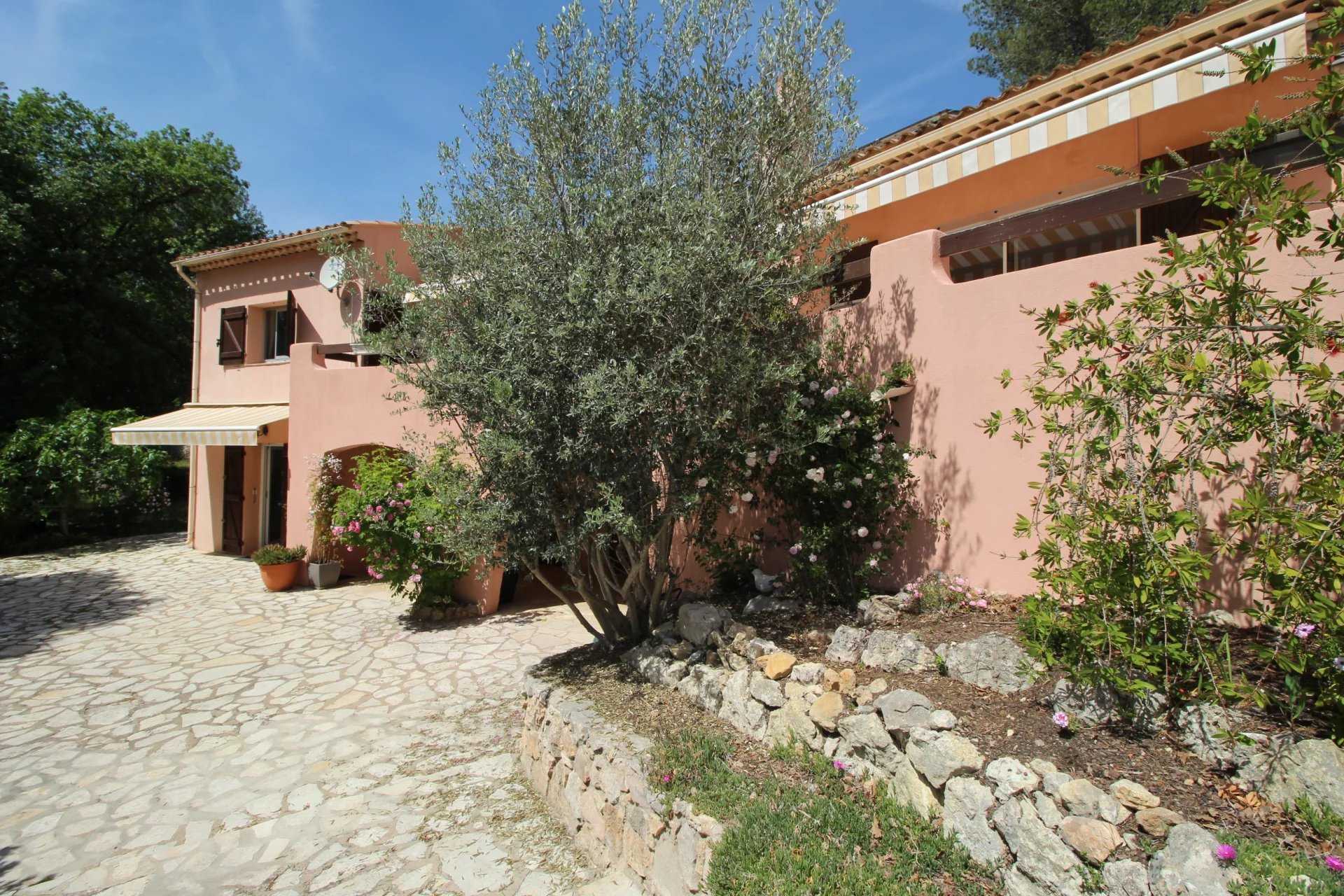 Casa nel Bagnols-en-Forêt, Provence-Alpes-Côte d'Azur 12131901