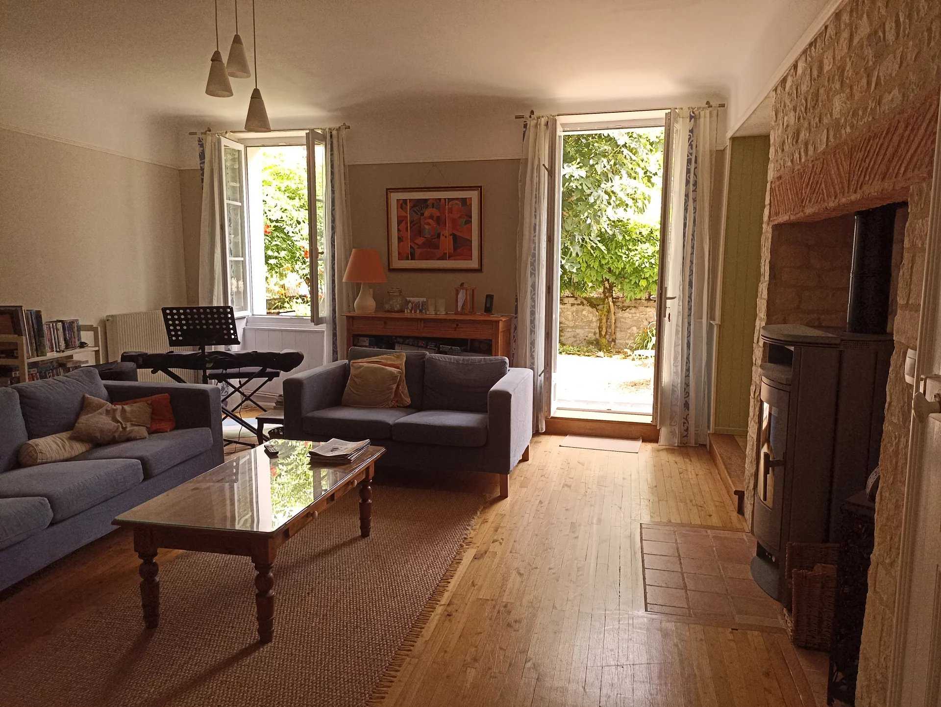 मकान में Aigre, Nouvelle-Aquitaine 12132000