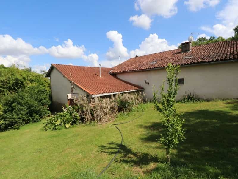 房子 在 Mazerolles, Nouvelle-Aquitaine 12132045
