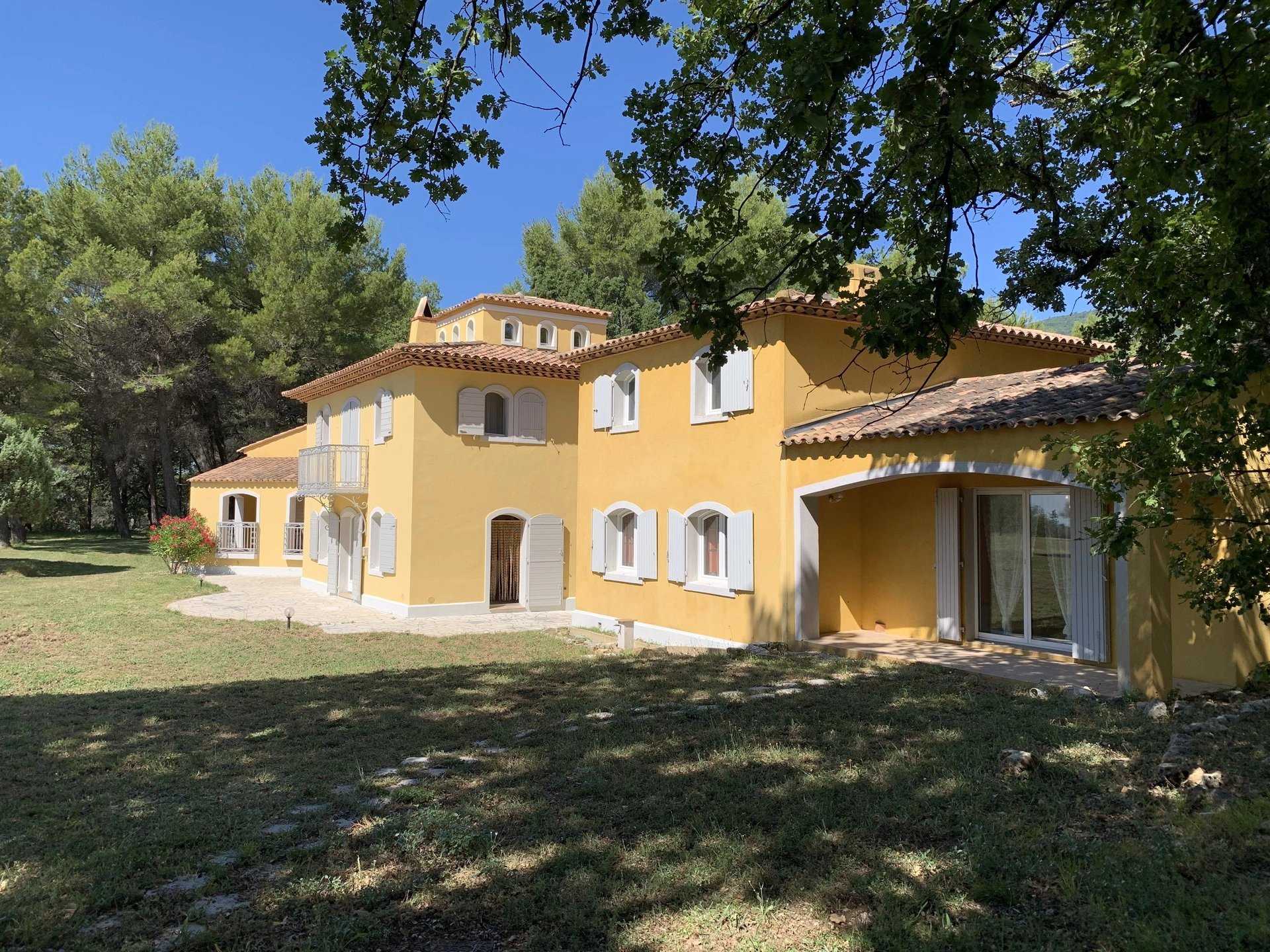 Talo sisään Seillans, Provence-Alpes-Cote d'Azur 12132050