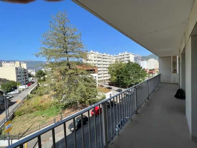 Condominium in Grenoble, Isère 12135164