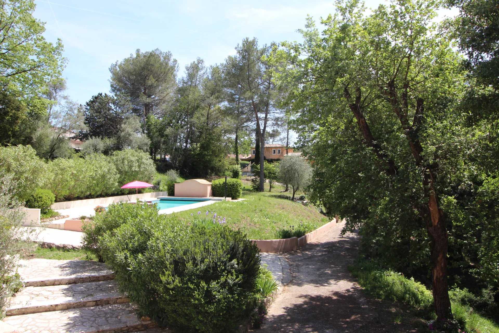 집 에 Bagnols-en-Forêt, Provence-Alpes-Côte d'Azur 12135736