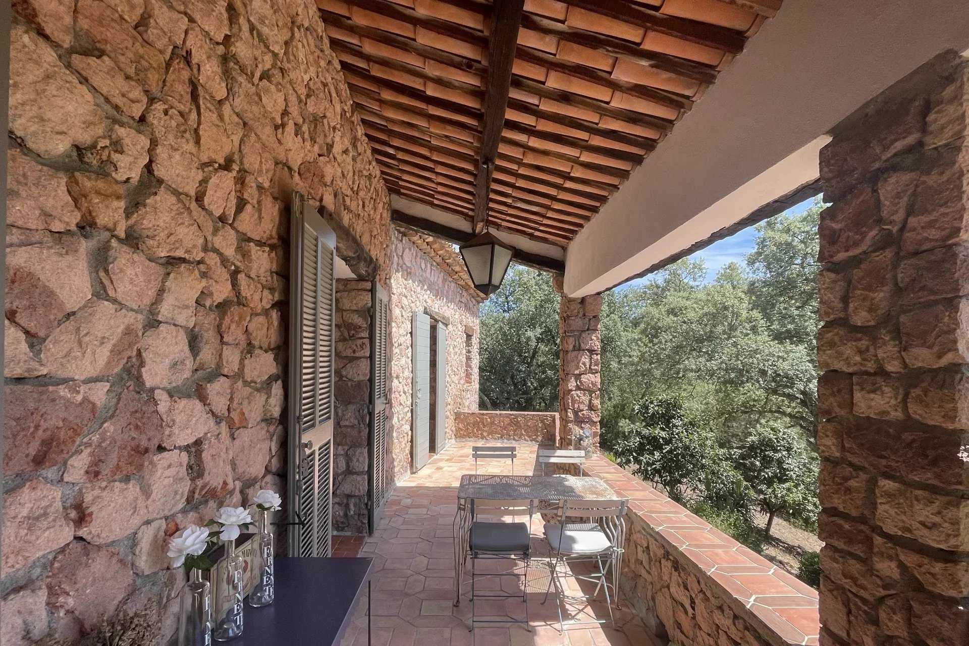 Talo sisään Saint-Paul-en-Forêt, Provence-Alpes-Côte d'Azur 12135752