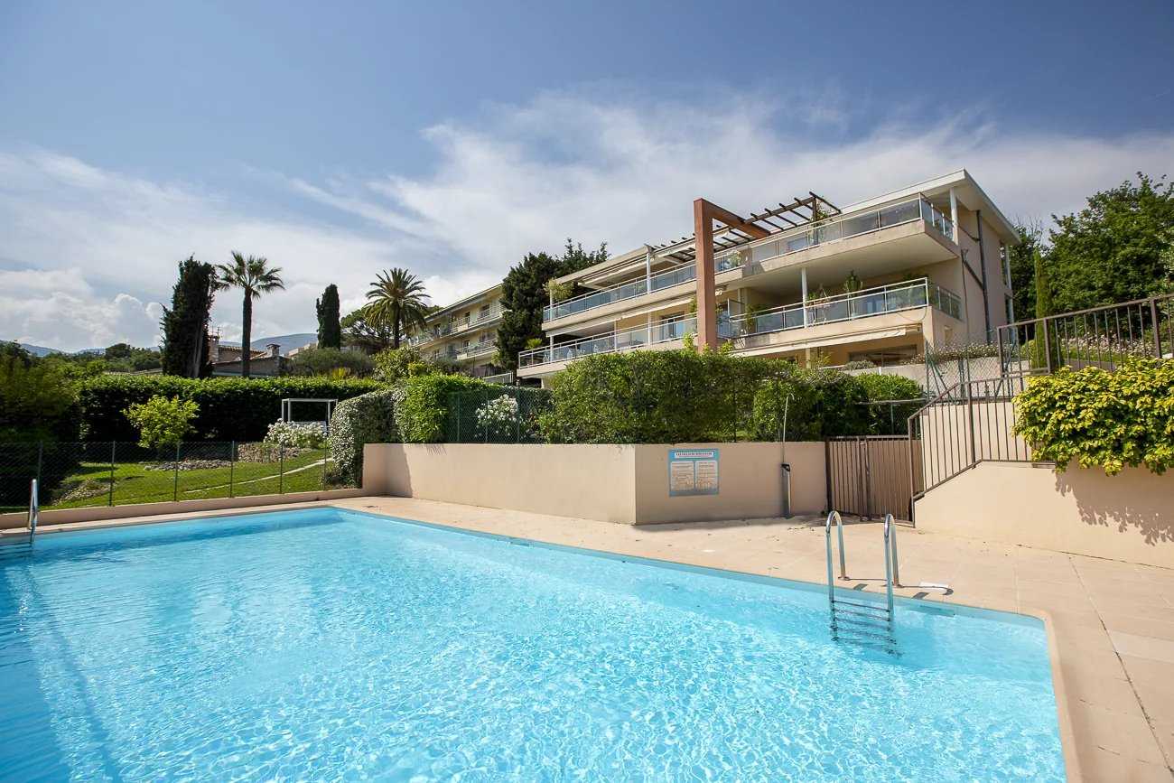 Condominium in Vence, Provence-Alpes-Côte d'Azur 12135763
