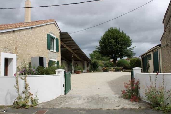 House in Verteuil-sur-Charente, Nouvelle-Aquitaine 12135823