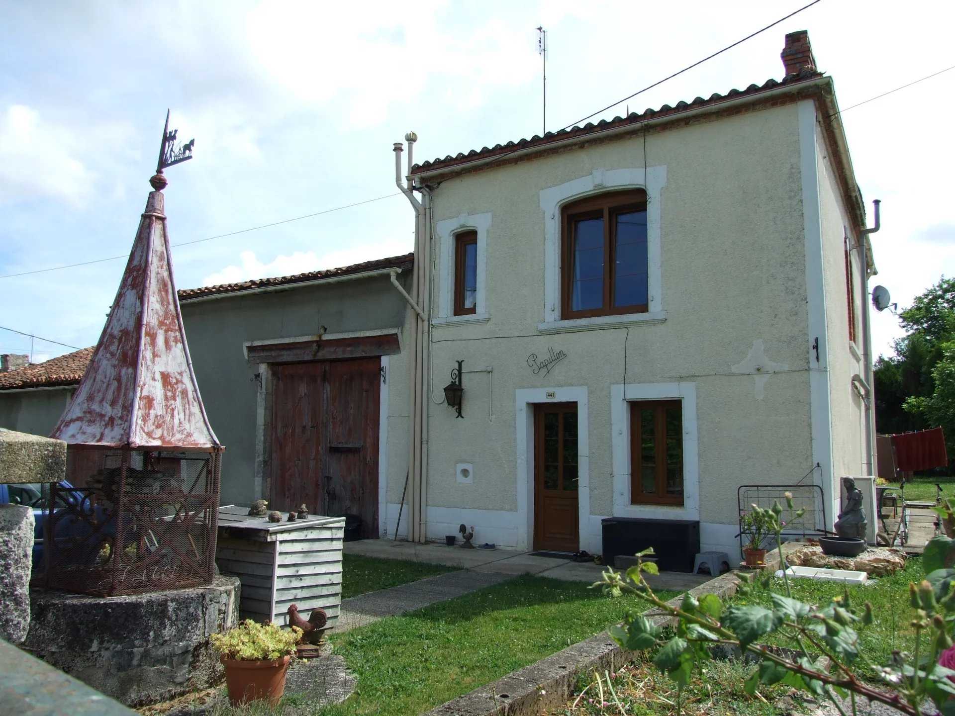 房子 在 Nieuil, Nouvelle-Aquitaine 12135875