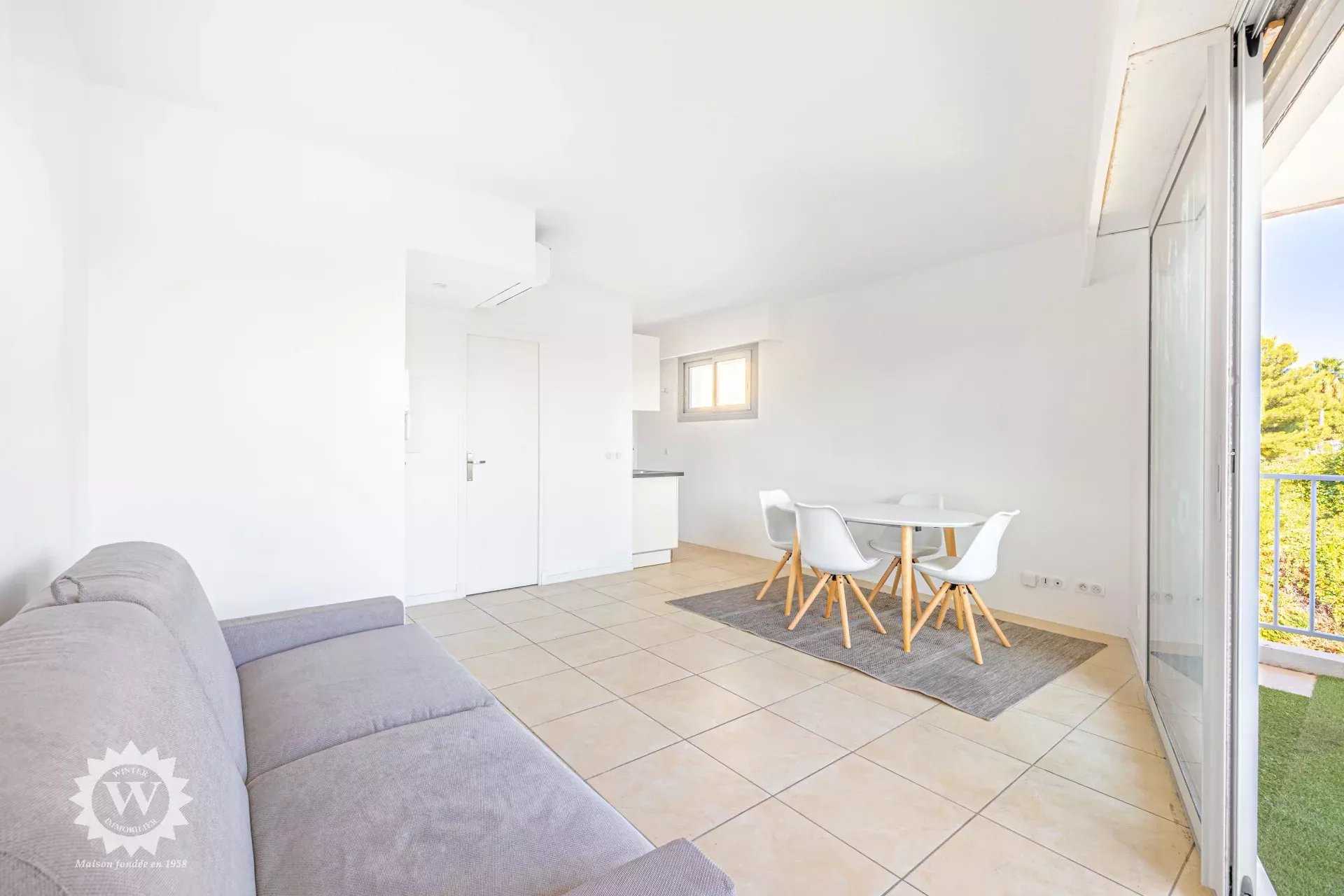Condominium in Saint-Laurent-du-Var, Provence-Alpes-Cote d'Azur 12144218