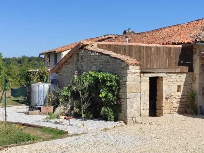 Huis in Champagne-Mouton, Nouvelle-Aquitaine 12146530