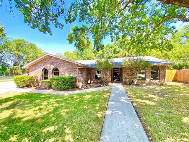 House in Gainesville, Texas 12147551