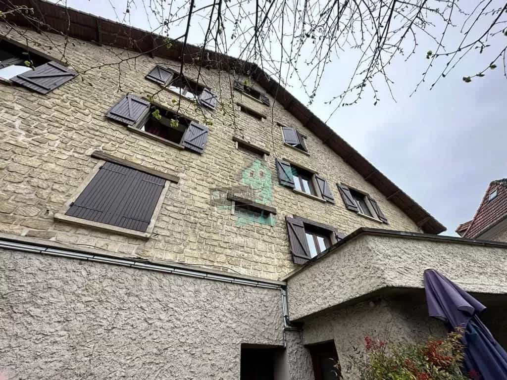 Dom w Le Mesnil-le-Roi, Ile-de-France 12147740