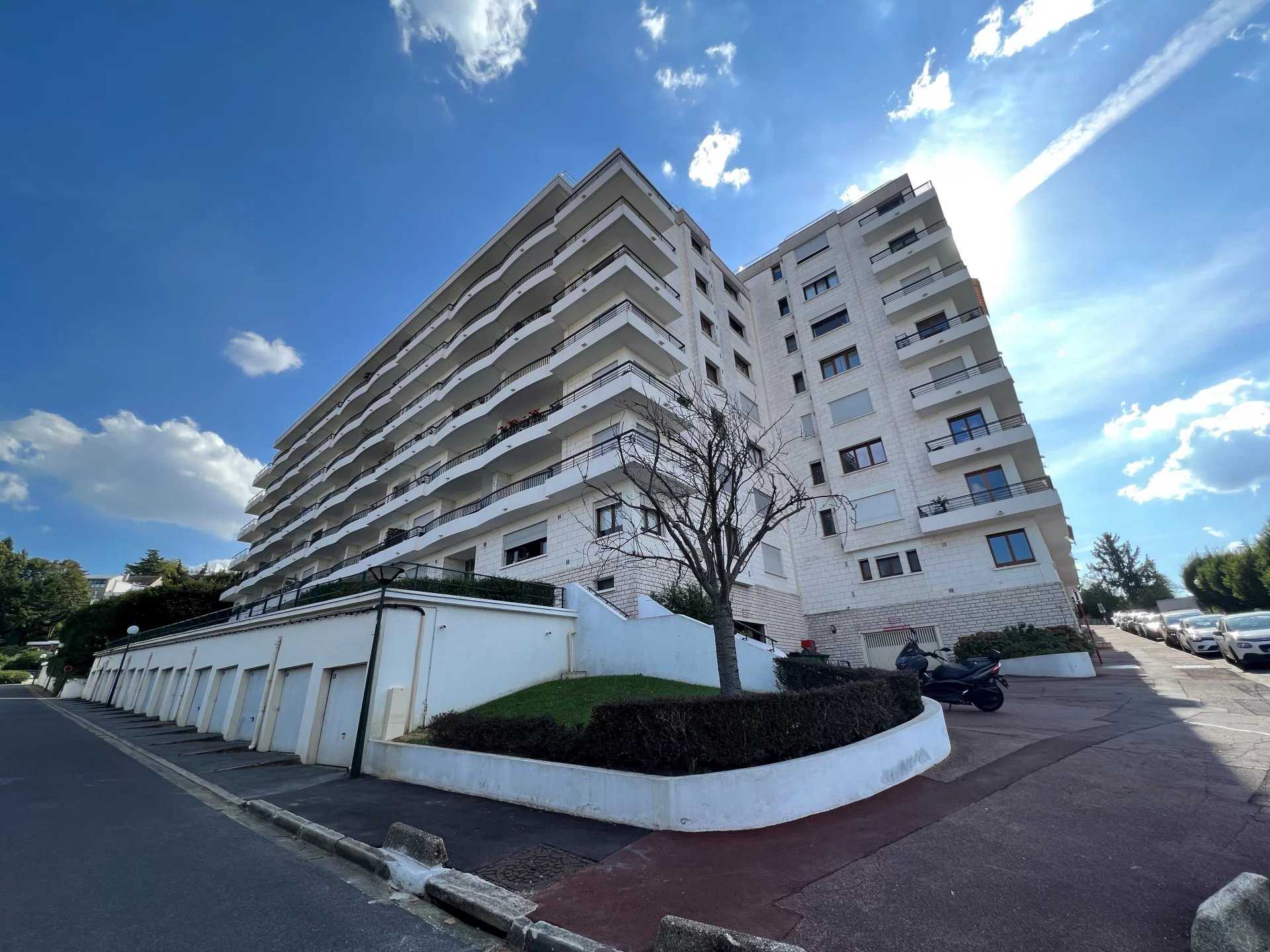 Condominium in Clamart, Ile-de-France 12149301