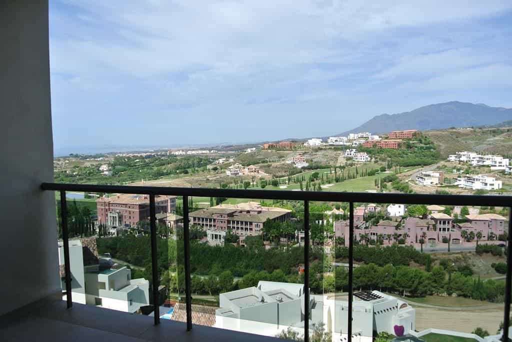Condominium in Benahavis, Andalusia 12150544