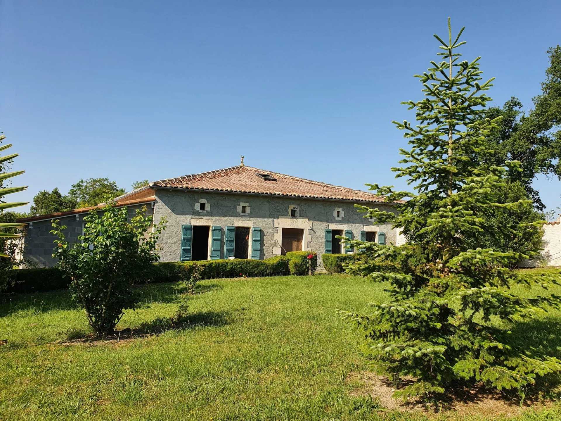 House in Baignes-Sainte-Radegonde, Nouvelle-Aquitaine 12152040