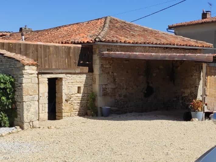 Huis in Champagne-Mouton, Nouvelle-Aquitaine 12152328