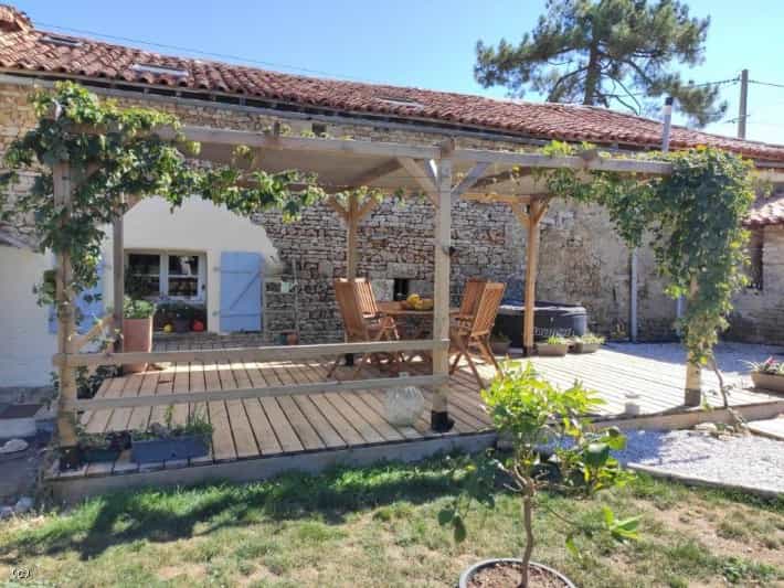 Huis in Champagne-Mouton, Nouvelle-Aquitaine 12152328