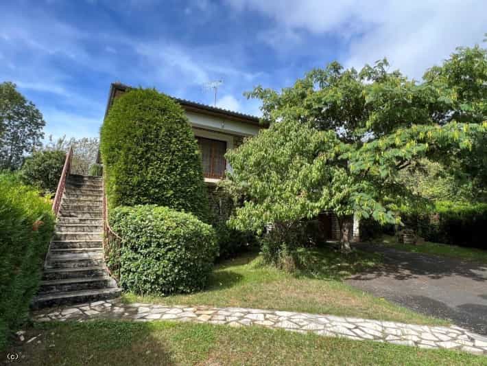 Huis in Champagne-Mouton, Nouvelle-Aquitaine 12152333