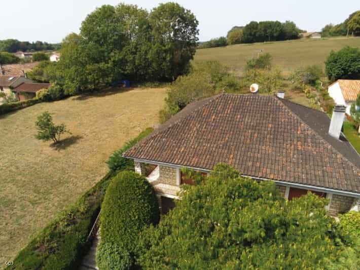 Huis in Champagne-Mouton, Nouvelle-Aquitaine 12152333