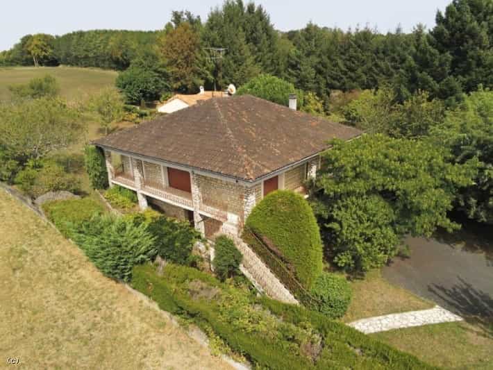 房子 在 Champagne-Mouton, Nouvelle-Aquitaine 12152333