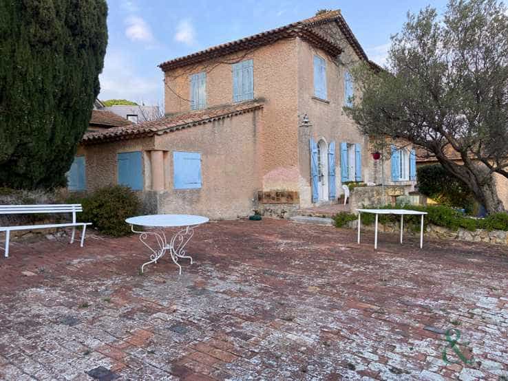House in Sanary-sur-Mer, Provence-Alpes-Cote d'Azur 12152831