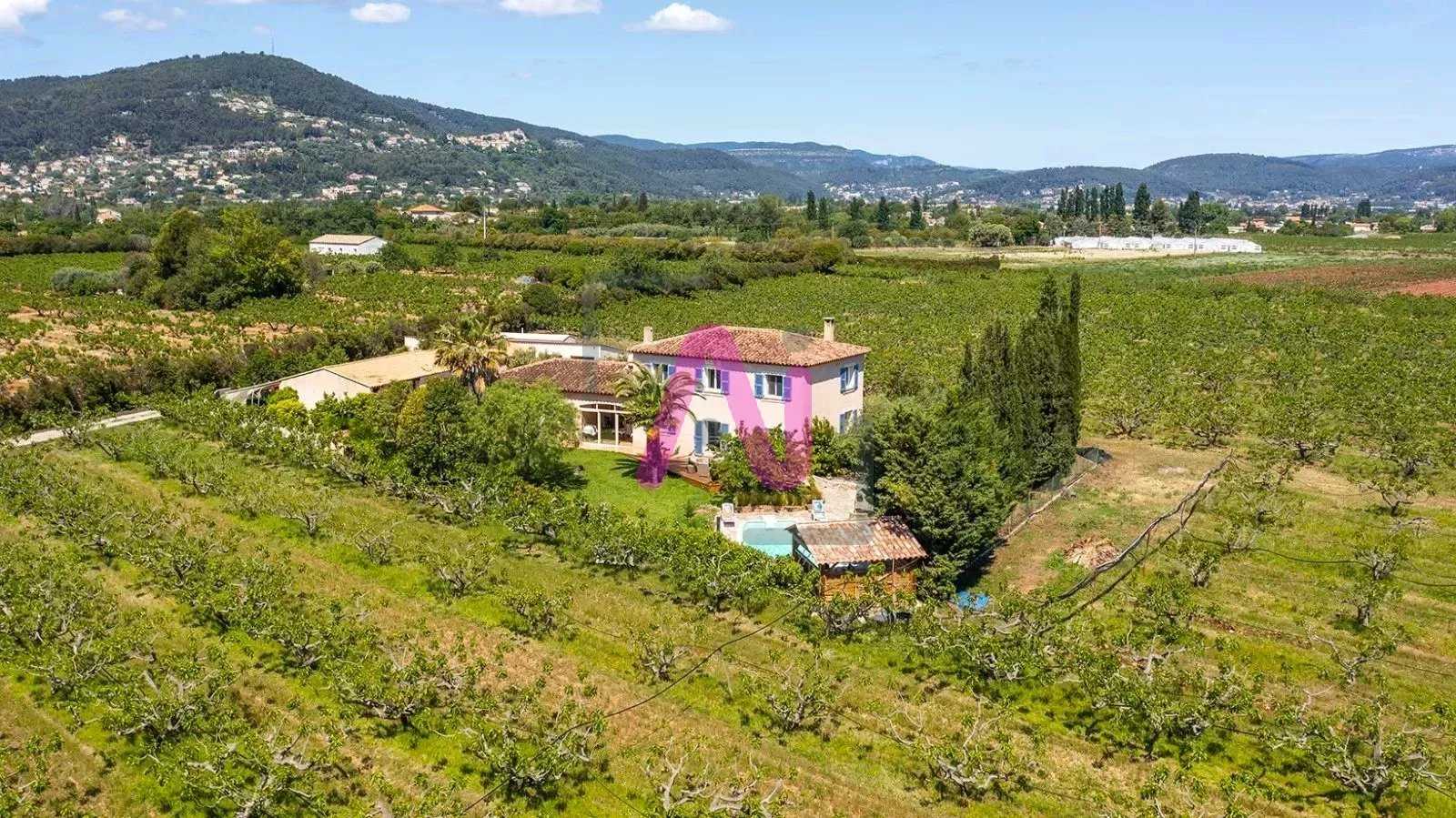 Hus i Sollies-Ville, Provence-Alpes-Cote d'Azur 12153556