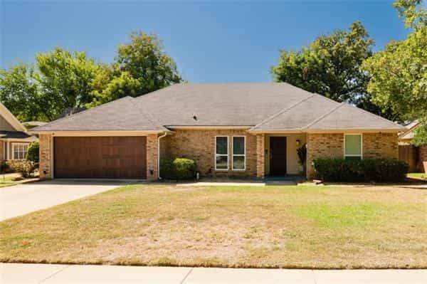 House in Grapevine, Texas 12153677