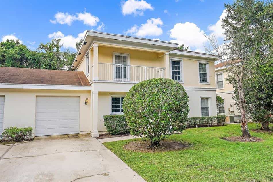 House in Lake Park, Florida 12153770