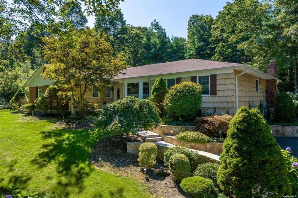 House in Dix Hills, New York 12157082