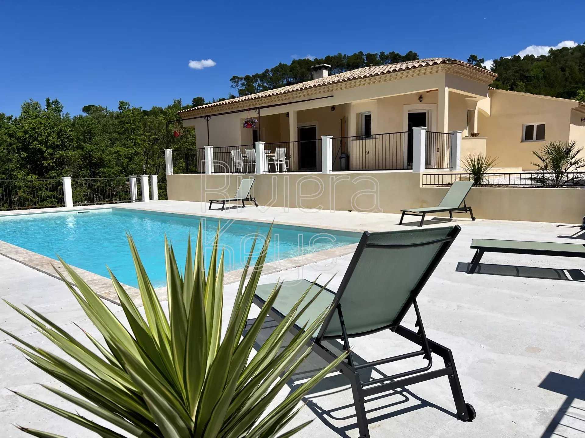 집 에 Chateauvert, Provence-Alpes-Cote d'Azur 12157092