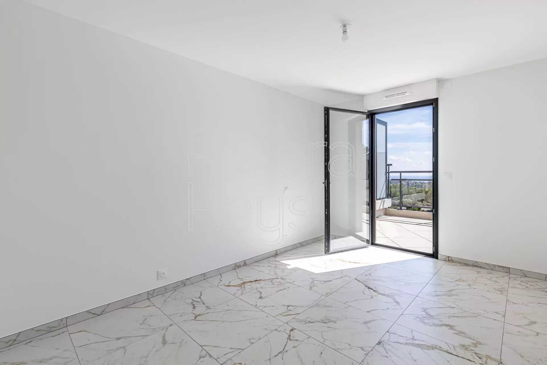 Condominium in Saint-Raphael, Provence-Alpes-Cote d'Azur 12157097