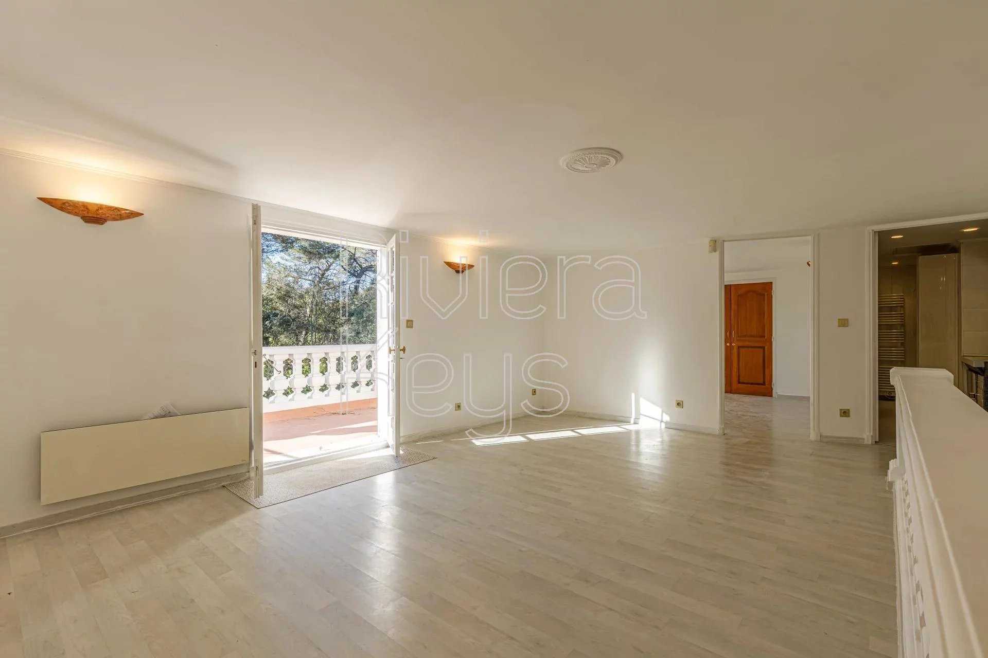 House in Roquefort-les-Pins, Alpes-Maritimes 12157170