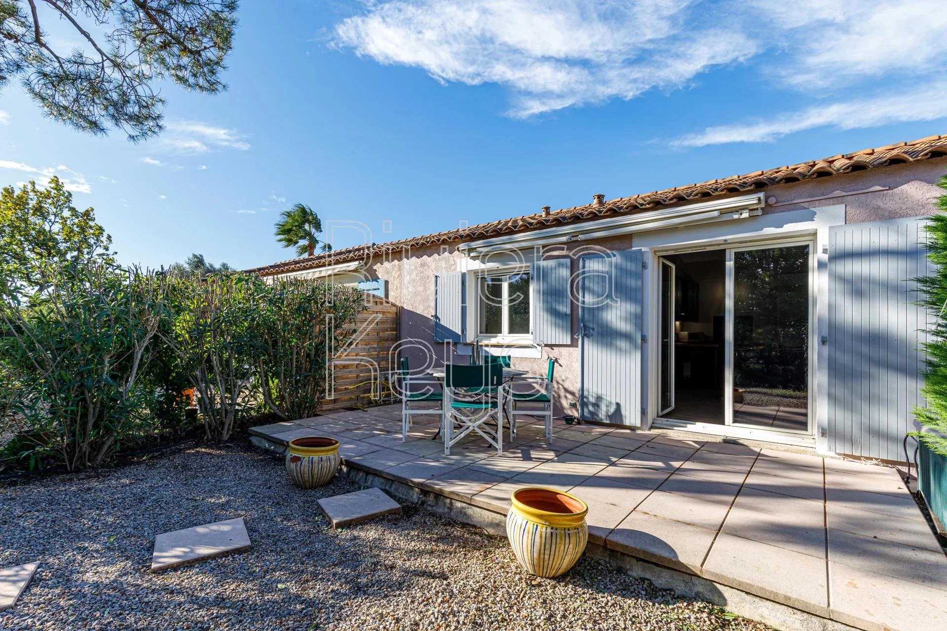 Flere hus i Roquebrune-sur-Argens, Provence-Alpes-Cote d'Azur 12157407