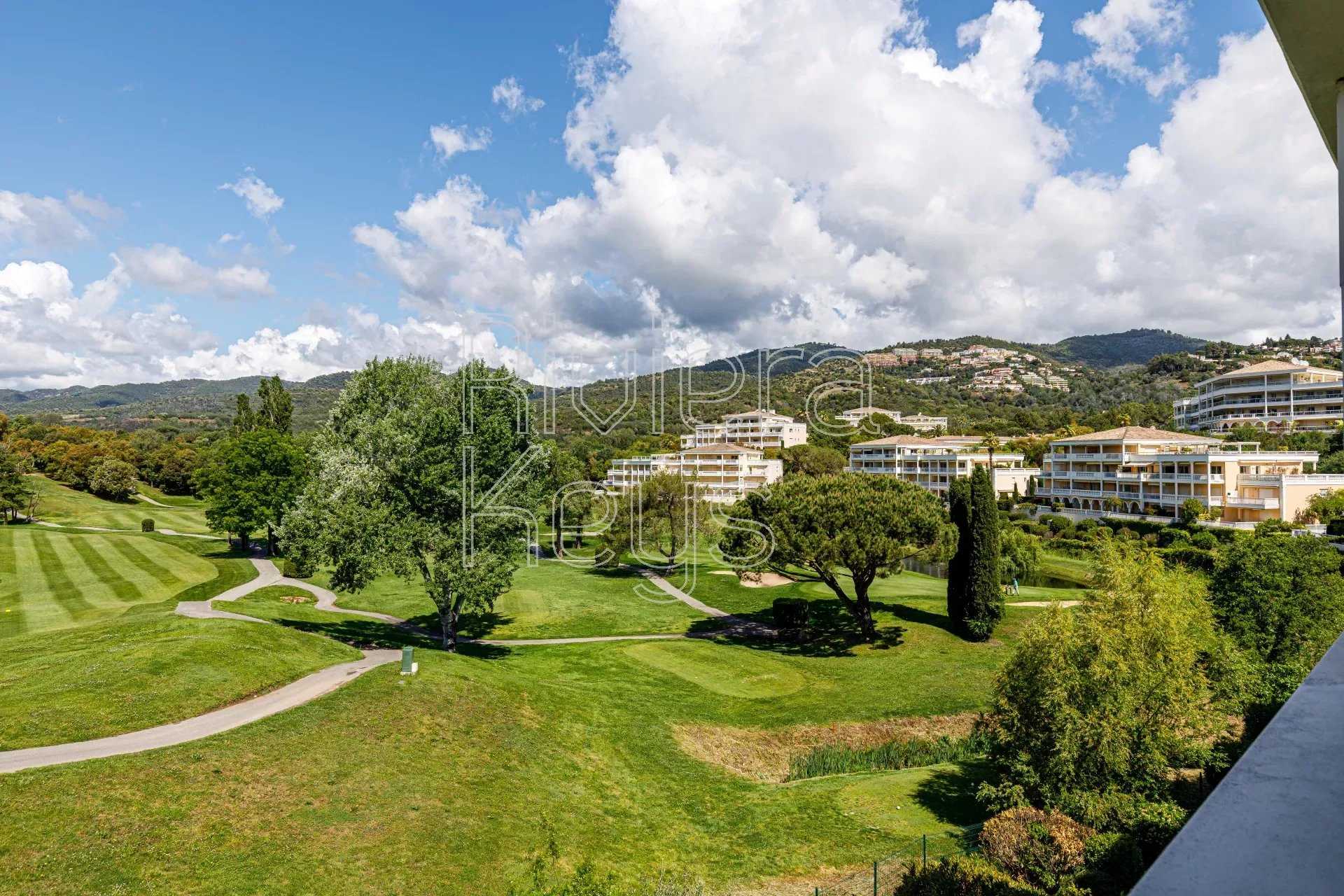 Eigentumswohnung im Mandelieu-la-Napoule, Provence-Alpes-Côte d'Azur 12157456