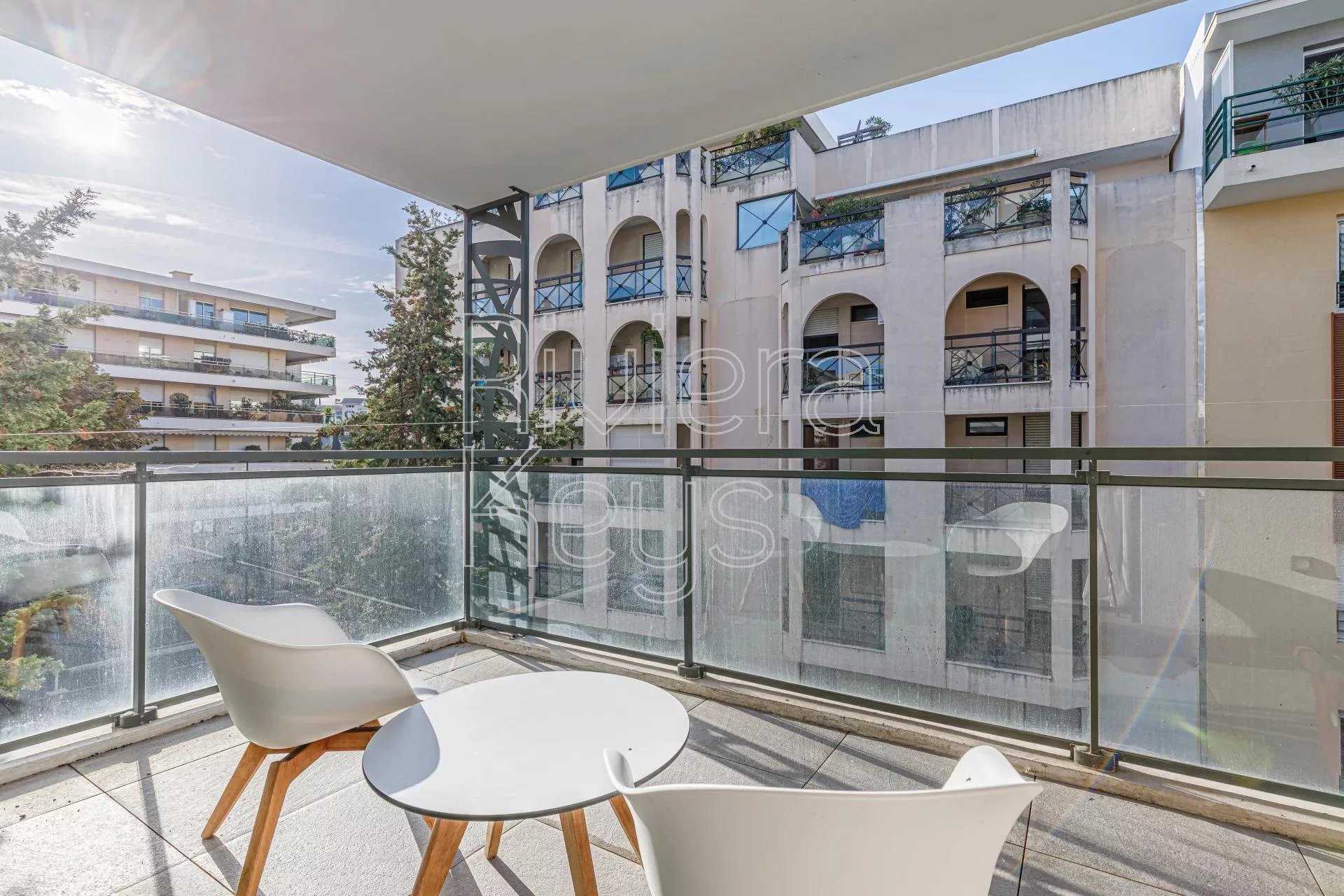 Condominium in Juan-les-Pins, Alpes-Maritimes 12157556