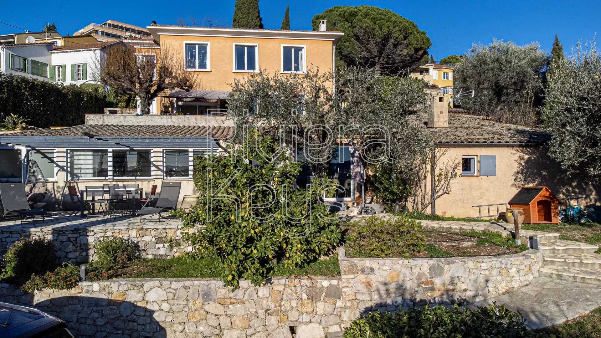 Talo sisään Grasse, Provence-Alpes-Cote d'Azur 12157755