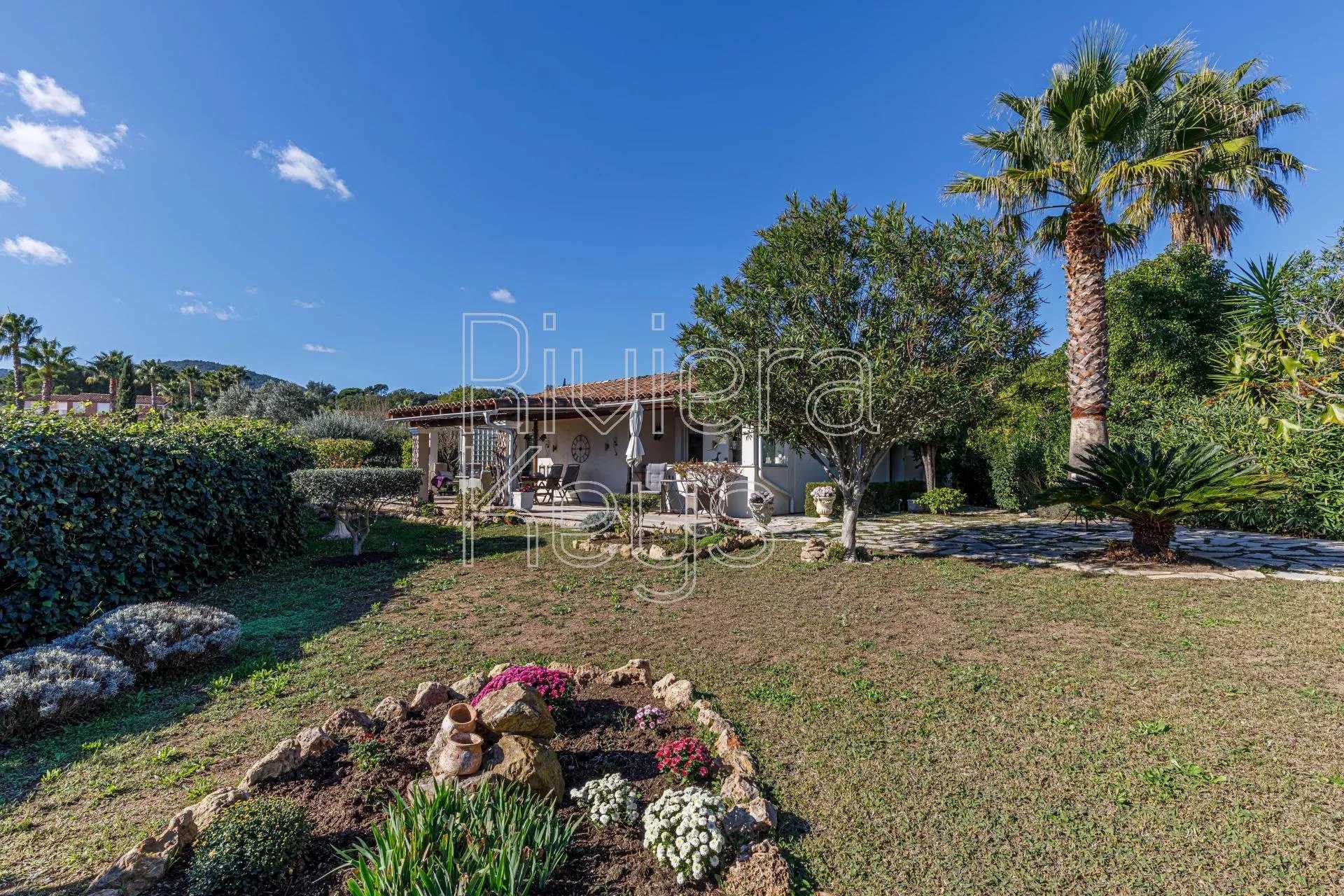 Casa nel Roquebrune-sur-Argens, Provenza-Alpi-Costa Azzurra 12157777
