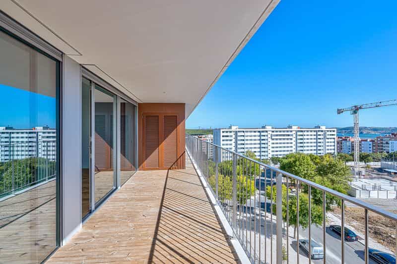 Condominium in Algés, Lisbon 12158399