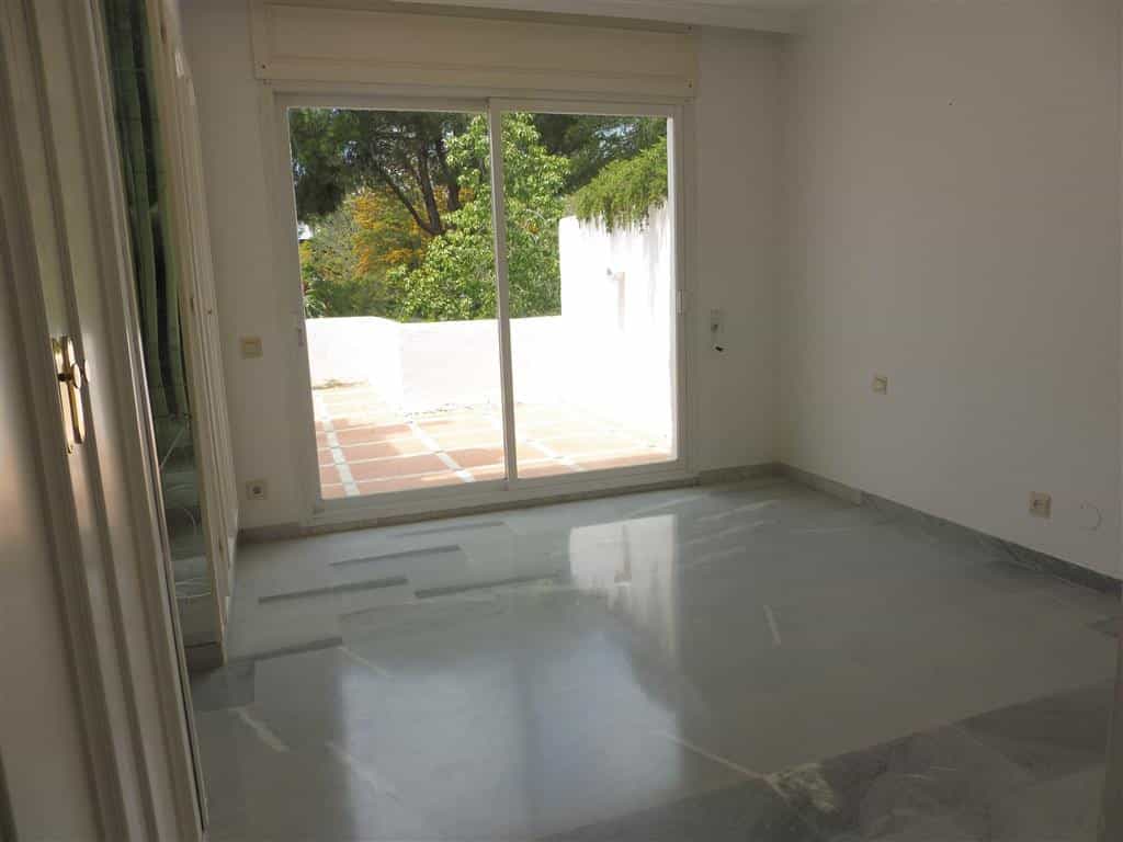 Condominium in San Pedro de Alcantara, Andalusia 12161226