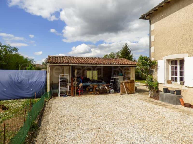 House in Champagne-Mouton, Nouvelle-Aquitaine 12165154