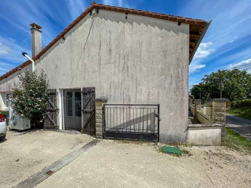 Будинок в Ruffec, Nouvelle-Aquitaine 12165184