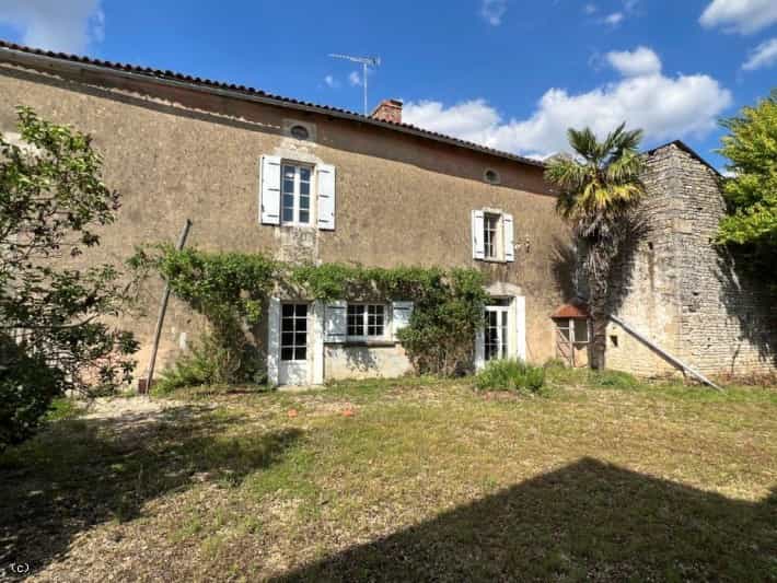 House in Ruffec, Nouvelle-Aquitaine 12165235
