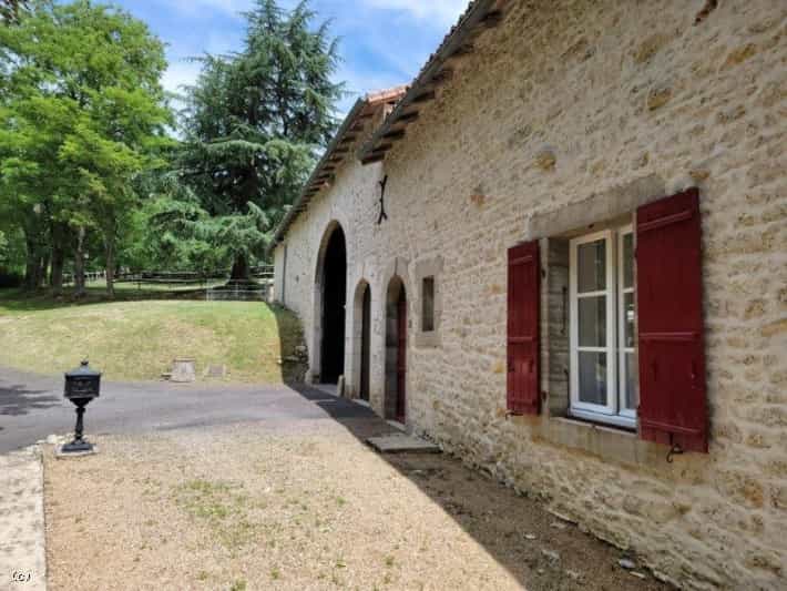 Talo sisään Nanteuil-en-Vallée, Nouvelle-Aquitaine 12171455